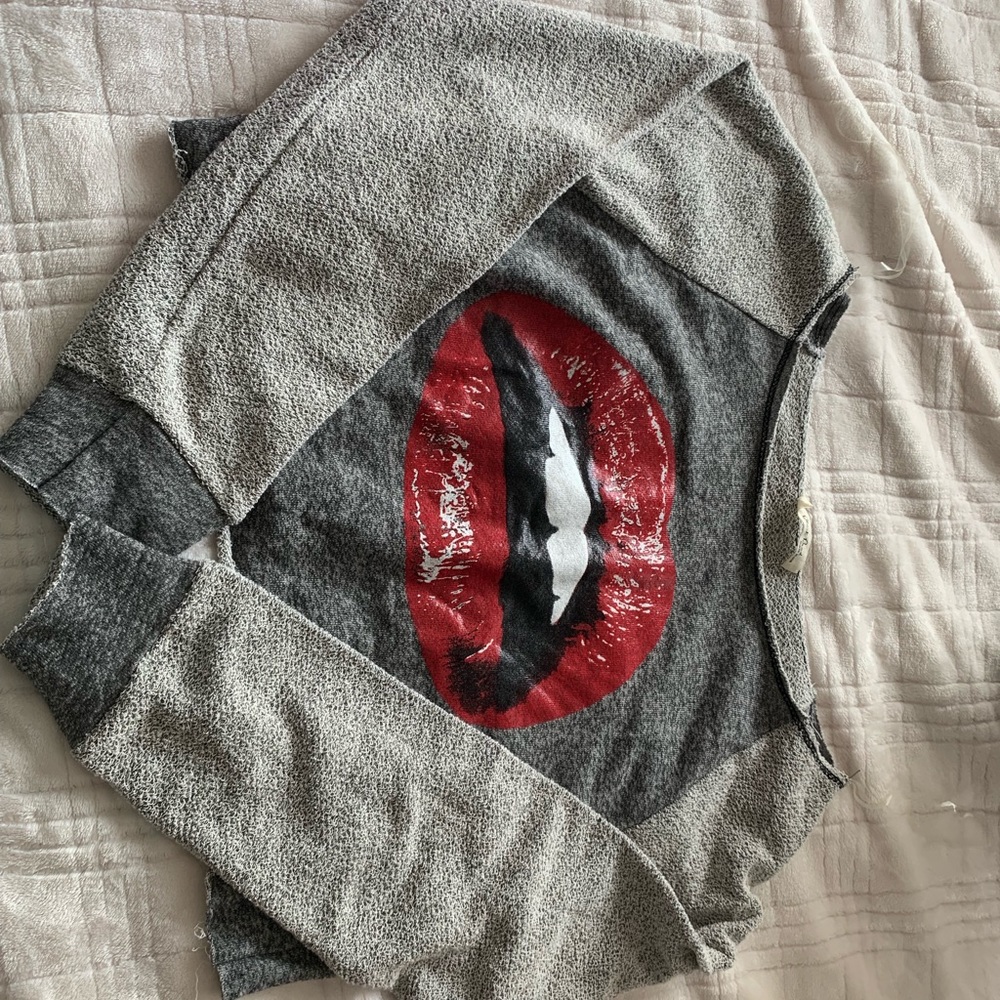 Cute early 2000’s style long sleeve crop top